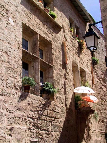 En se prmomenant dans les ruelles,  l'ombre des parasols!